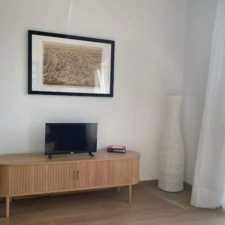 Centrally Located Chic Studio Apartment
